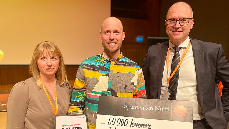 Johan Airijoki från får Sparbanken Nords Kulturpris 2022. Här tillsammans med Erika Mattsson och Gunnar Eikeland från Sparbanken Nord.