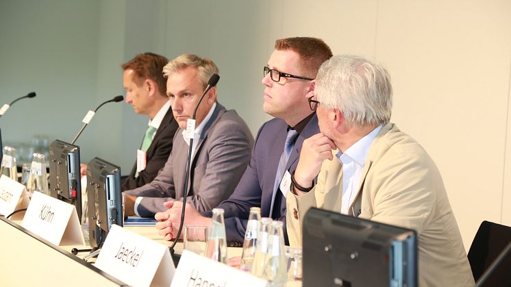Dr. h. c. Helmut Hildebrandt, Bernd Laudahn, Dr. Torsten Kühn und Prof. Roger Jaeckel (v.l.n.r.) diskutieren auf dem Hauptstadtkongress in Berlin die Vor- und Nachteile innovativer Vergütungsmodelle.