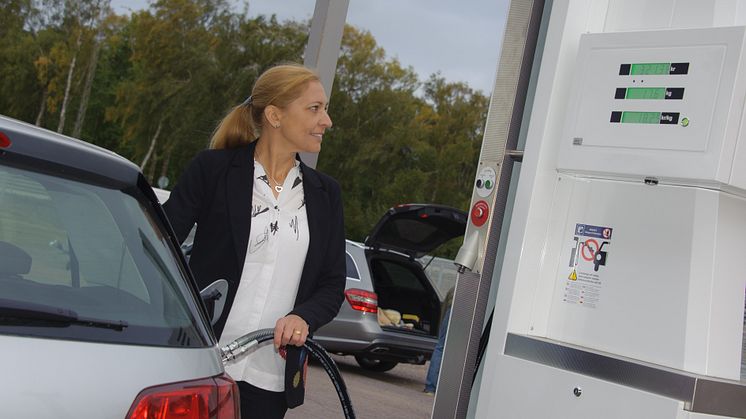 Anneli Gille, miljöchef i Höganäs kommun, tankar en av kommunens 40 nya gasbilar.