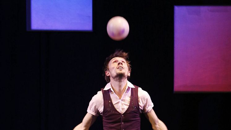 Stanislav Vysotskyi jongliert mit Händen und Füßen