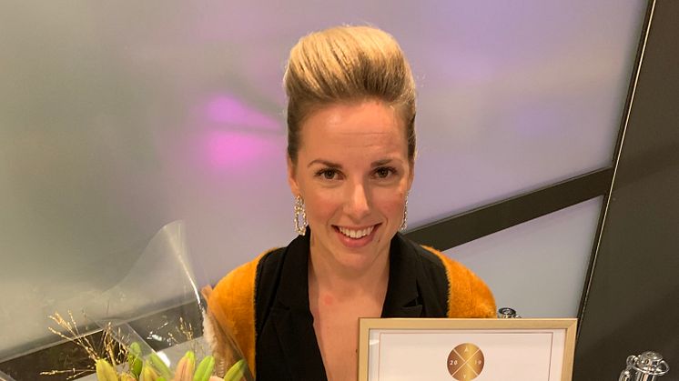 En glad Sandra Petersson med utmärkelsen Årets yrkeslärare. Foto: TYA.