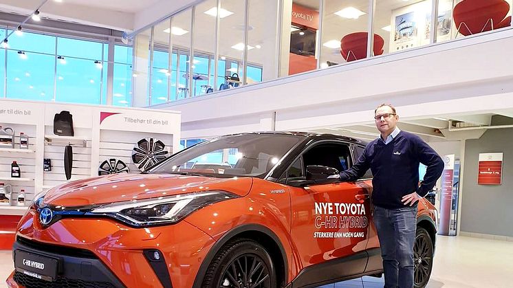 Klar for lansering: Thomas Campos Einmo med nye Toyota C-HR som lanseres i Mo i Rana denne uken. Foto: Nordvik AS.