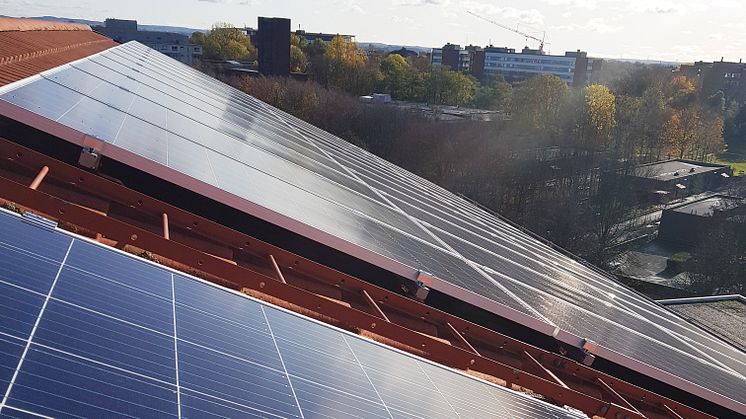 Installation av solpaneler är en del av åtgärderna för minskade koldioxidutsläpp.
