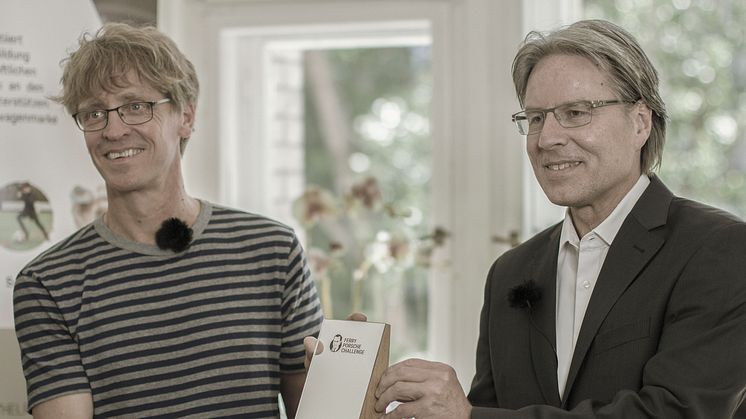Andreas Haffner, Kuratoriumsmitglied Ferry-Porsche-Stiftung, zusammen mit Markus Wulftange von der Elternhilfe