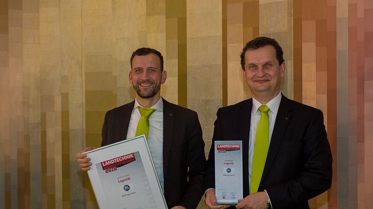 Péter Mándli (right), Managing Director of BPW-Hungária, and  Peter Lindner, Agricultural Sales Manager for Germany and Benelux at BPW Bergische Achsen KG in Wiehl, accepted the prize in Würzburg. 