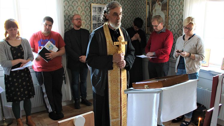 Den ortodoxa prästen Misha Jaksic leder en bön under pilgrimsvandringen. Foto: Mikael Stjernberg (SKR)