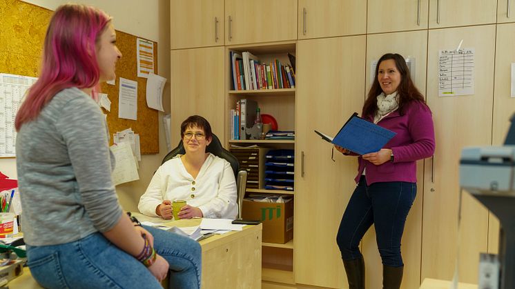 Sabrina Weis und Thekla Spielmann, pädagogische Mitarbeiter*innen in der Tagesgruppe Treysa, im Gespräch mit Regionalleiterin Bettina Götz (von links).