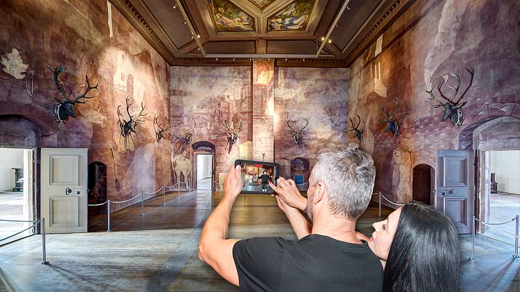 „Mit dem EntdeckerPad erkunden Besucher den Venussaal in Schloss Augustusburg virtuell.“ (Foto: ASL Schlossbetriebe gGmbH)