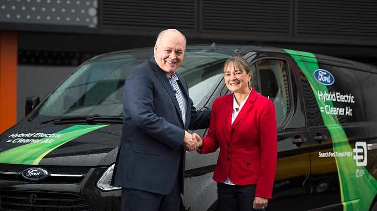 SATSER STORT: Toppsjefen i Ford Motor Company, Jim Hackett  åpnet Fords nye Smart Mobility-innovasjonssenter i London. Her er han sammen med  sjefen for Smart Mobility satsingen i Europa, Sarah-Jayne Williams