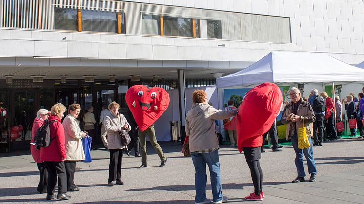 Väkeä saapumassa Finlandia-taloon ensimmäisille Sydän-messuille vuonna 2014.