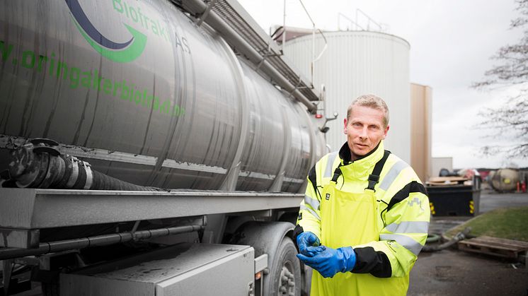 Biogasstankbil hos Fredrikstad kommunes prosessanlegg (Illustrasjonsbilde).