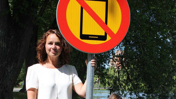 8 av 10 svenskar vill se skärmförbud i simhallar – få är villiga att lägga mobilen åt sidan på badstranden 