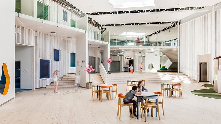 LINK arkitektur har utformat Brinkskolan i Täby; ett exempel på hur en genomtänkt, fysisk miljö kan bidra till en tryggare skolvardag. Foto: Hundven-Clements Photography 