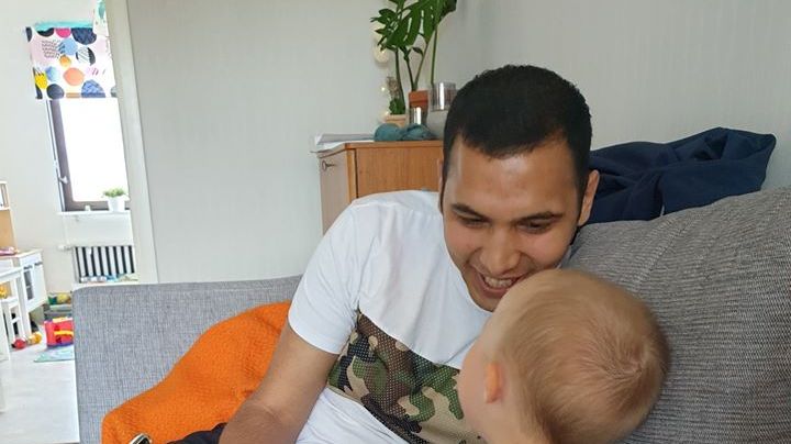 Reza med sin "lillebror" som han vyssade som nyfödd.