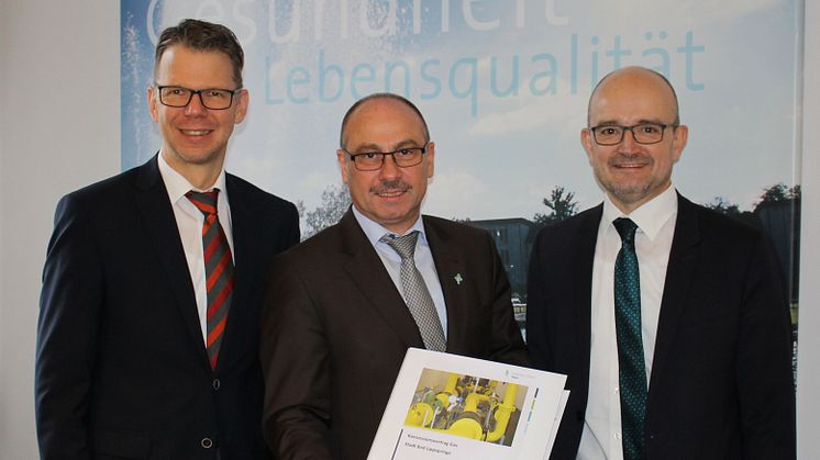 Michael Wippermann (Prokurist Westfalen Weser Netz), Bürgermeister Andreas Bee und Andreas Speith, Geschäftsführer Westfalen Weser Netz GmbH haben den Vertrag unterzeichnet.