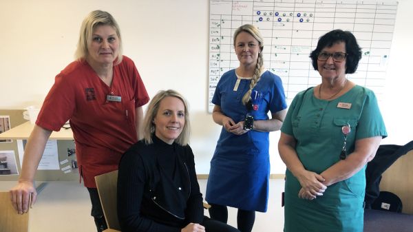 Enhetschefen Katarina Nilsson tillsammans med specialistundersköterskorna Pernilla Holst, Marie Asp och Anita Karlsson. Foto: Leila Rudelius