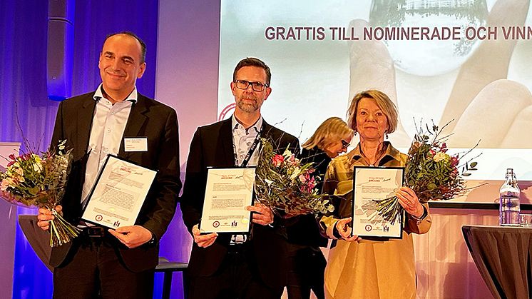 Vinnare av Real Estate Øresund Award 2023. Till vänster: Almir Hodzic, VD Parkering, har mottagit priset i kategorin "Årets Nytänkare".