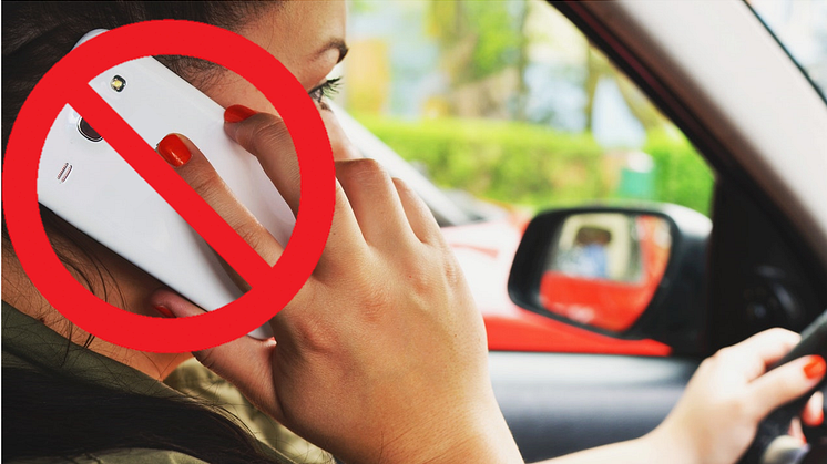 Das Handy am Steuer zu benutzen, kann sehr gefährlich werden. Der Gefahr sind sich zwar viele Fahrer bewusst, dennoch handeln sie nicht danach.