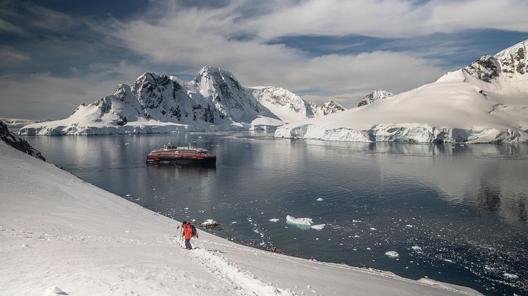 1__Antarctica DEC2021_MS Roald Amundsen_Photo Hurtigruten Expeditions_Oscar Farrera.jpg.jpg