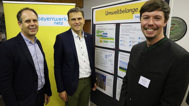 Peter Hilburger (l.) und Philipp Rumohr (r.) von der Bayernwerk Netz im Gespräch mit Bürgermeister Thomas Memmel. Auf einer Hochspannungsleitung sollen sieben Maste standortgleich ersetzt werden.