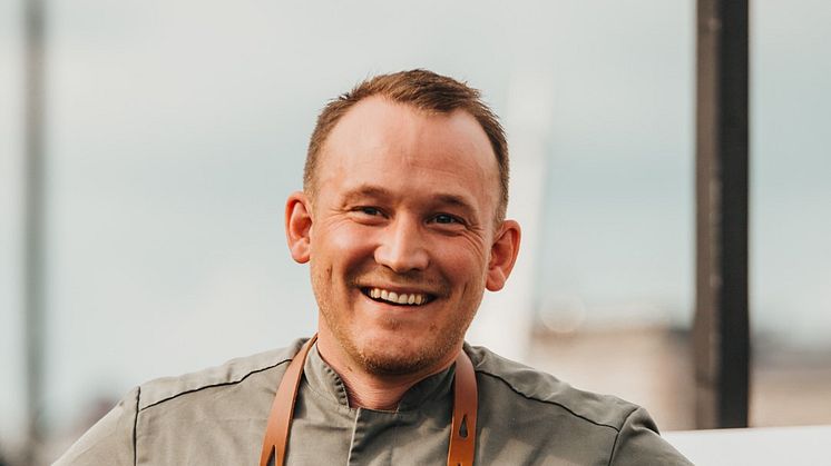 Lördagen den 10 september gästas Campingköket av ingen mindre än Gabriel Jonsson, Sveriges Mästerkock 2019, och numera även en stor profil på sociala medier där tiotusentals personer följer hans matglada upptåg. Förutom sin stora kärlek till mat har 
