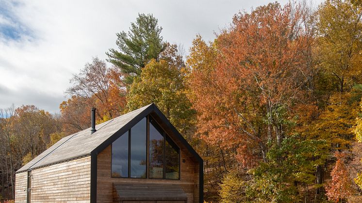Dächer und Fassaden aus Holz setzen markante Orientierungspunkte in der Landschaft