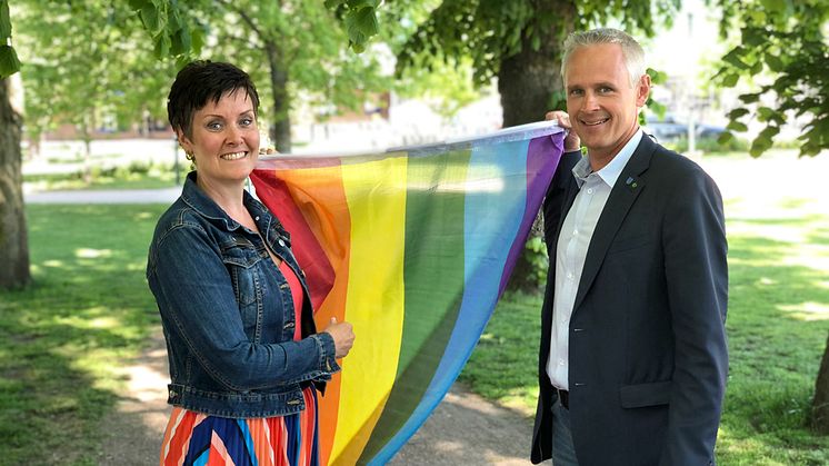 – West Pride arbetar för en jämlik värld och ett jämlikt Sverige, fritt från fördomar och trakasserier. Att flagga under West Pride är för oss en tydlig markering vilken värdegrund Kungsbacka kommun står för, säger Malin Aronsson, kommundirektör.