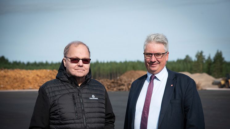 Olle Larsson, owner and Chairman of Fiskarhedens Trävaru AB together with Hans Unander, Chairman of the Malung-Sälen Municipal Executive Board. Photo: Fiskarhedens Trävaru AB.