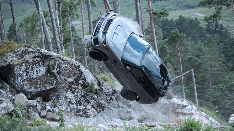 Den luksuriøse performance-SUVen forfølger 007 i den 25. James Bond-filmen – No Time To Die © 2021 Danjaq, LLC og MGM. Med enerett.