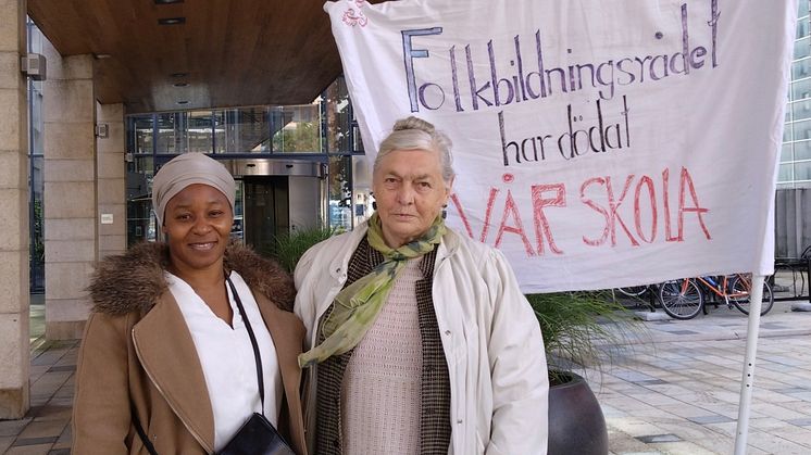 Jolly Mbombo och Linnéa Gustafsson har demonstrerat utanför ﻿Folkbildningsrådets lokaler i Stockholm varje vecka sedan mitten av juni.