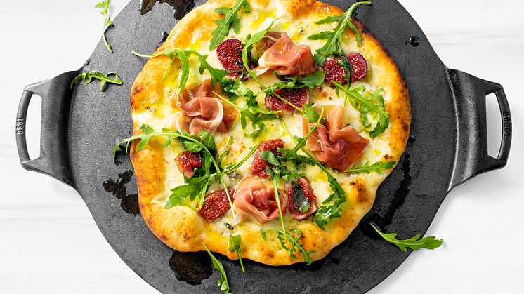 Pizzaplattan från Lodge Bakeware gör det enklare att lyckas riktigt bra med den hemgjorda pizzan