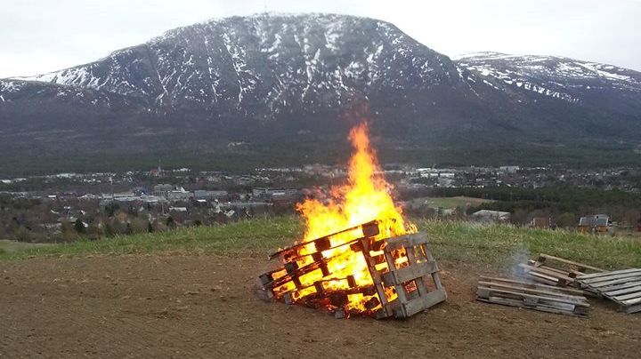 Illustrasjonsbilde fra Oppdal. Bønder over hele landet brenner for norsk landbruk, og tenner bål for å protestere mot retningen Regjeringen vil føre landbruket. 