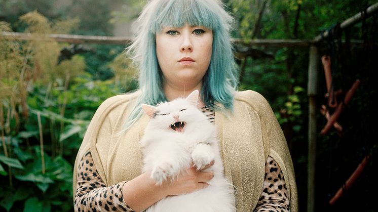 I ”Katt People” sätter fotografen Julia Lindemalm fokus på katter och deras människor.