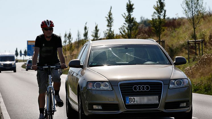 Studie: Fahrradfahrer profitieren kaum vom Fußgängerschutz am Auto
