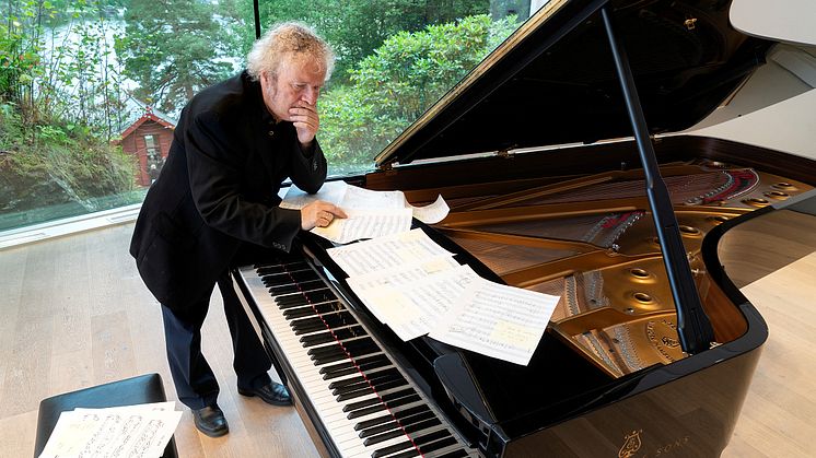 Wolfgang Plagge er KODEs huskomponist i 2021. Søndag 31. oktober urfremføres klaversonaten han har arbeidet med gjennom året. (foto: Dag Fosse/KODE)