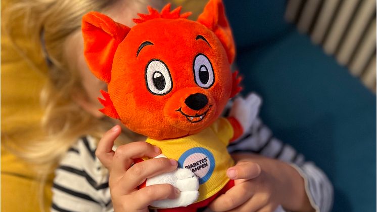 Bamsefiguren Lill-Mickel stöttar barn med diabetes