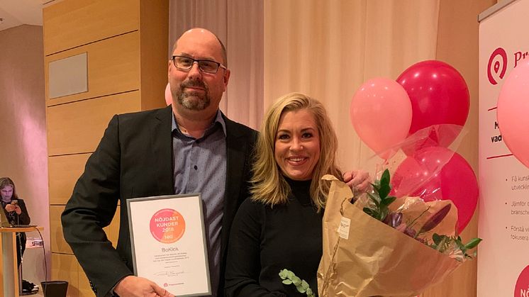 Jerrie Kristiansson och Emelie Ekelund från BoKlok tar emot pris för årets nöjdaste bostadskunder från Prognoscentret. 