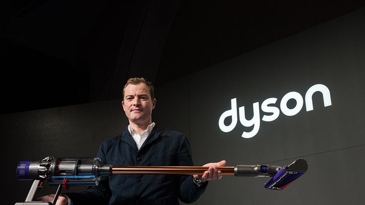 Jake Dyson (Chief Engineer und Sohn von James Dyson) mit Dyson Cyclone V10