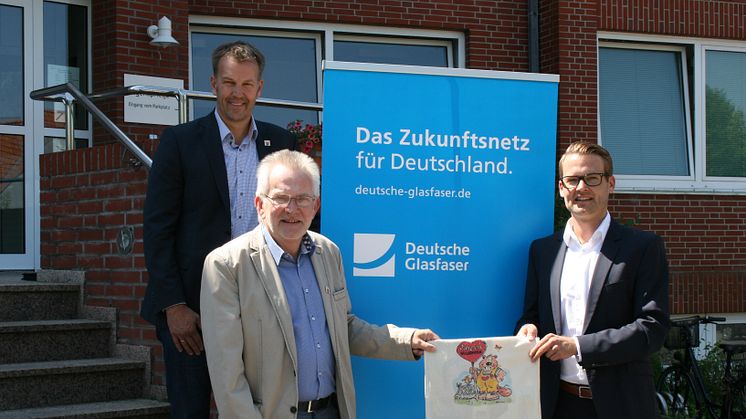 Bürgermeister Ulf Voigts (u.l.), Guido Dieckmann (o.l., Gemeinde Beverstedt) und Tjark Hartmann (Projektleiter Deutsche Glasfaser)