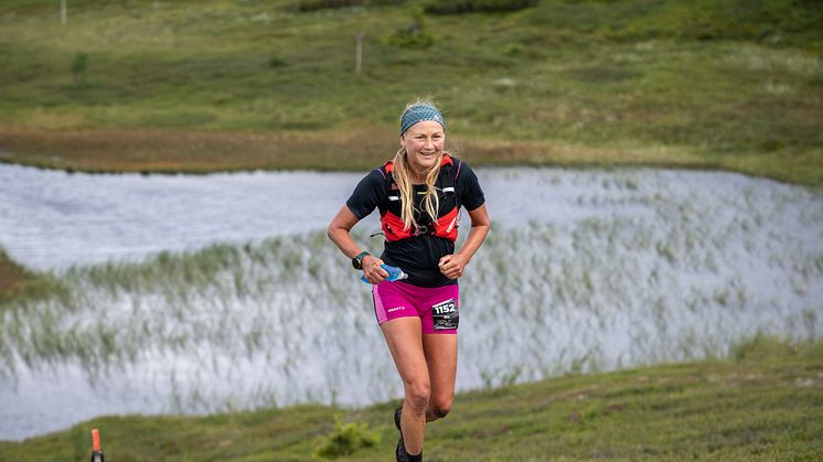 Ida Nilsson mot seger i Kia Fjällmaraton 45k 2022. Foto: Fjällmaraton