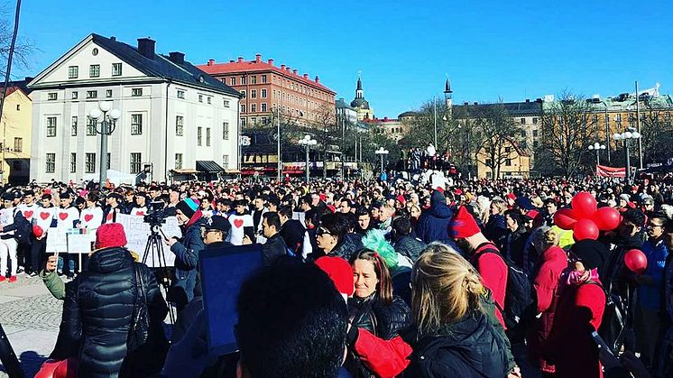 "Röda tråden", Medborgarplatsen i Stockholm mars 2017. Foto Nazir Hejdarpour.