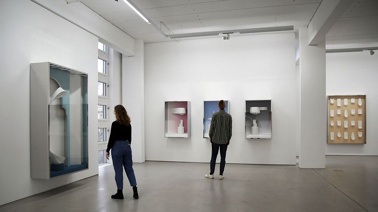 Blick in die Ausstellung VITRINEN von Andreas Schmitten in der G2 Kunsthalle (Laufzeit: 27.1.-14.5.2023) - Foto: Andreas Schmidt