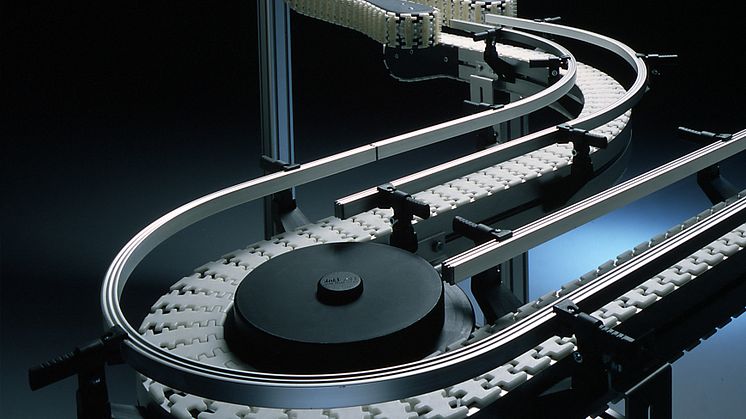 The first conveyor range by FlexLink, called XL, was designed to transport light goods such as bearings and packaged food. The solution featured the world’s first joint chain to move vertically as well as horizontally.