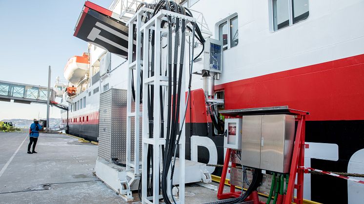 PÅ STRØM: Bergen er den første havnen som  tilbyr Hurtigruten landstrøm. Onsdag ble MS Spitsbergen koblet til anlegget for første gang. Resultatet: Lavere utslipp og renere luft. Foto:  Eivind Senneset/Hurtigruten/Bergen Havn