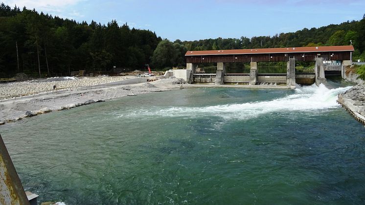 Die Restwasserkraftanlage Baierbrunn wird mit einer rauen Rampe und einem Raugerinnebeckenpass ausgestattet.