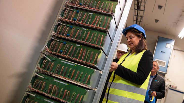Birgitte Engebretsen, leder for Telenor Norge, blant kabler og annet utstyr etter kobbernettet. Nå rydder Telenor opp i gammel historie. Foto: Martin Fjellanger