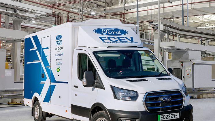 Ford testuje vozy E-Transit poháněné vodíkovými palivovými články, které by provozovatelům mohly přinést delší dojezd a kratší prostoje 