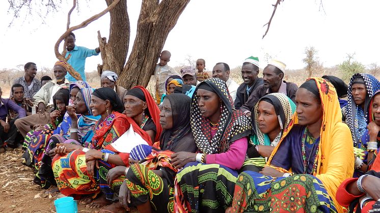 Kvinnor och män samtalar om en humanitär insats i Borena zone, Etiopien.