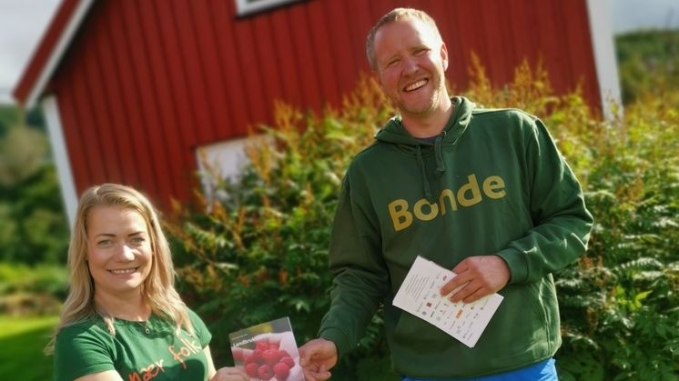 Sandra Borch er en av mange politikere som fikk med seg bondelagets budskap i valgkampen. Her får hun overrakt Landbruksløftet av Andreas Larsen, styremedlem i Troms Bondelag. Foto: Troms Bondelag.