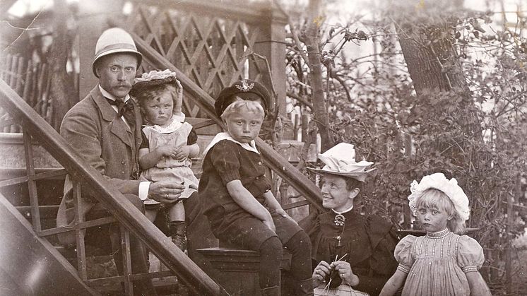 Via Link-Lives kan man finde livsforløb på mange familier, fx familien Harboe der ses her ved deres hus i 1895. Foto: Ukendt fotograf, Københavns Stadsarkiv